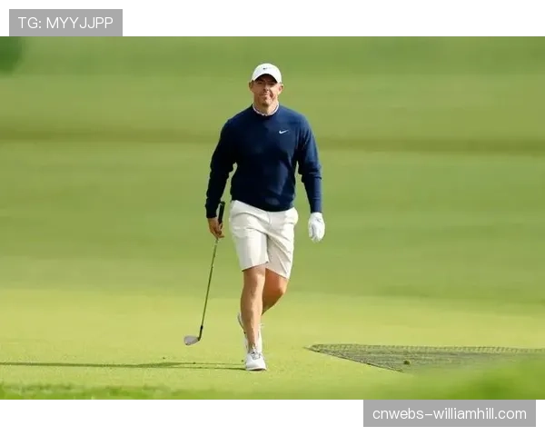 罗里·麦克罗伊沙坑球撞观众台反弹抓鸟，巡回锦标赛现戏剧性一幕